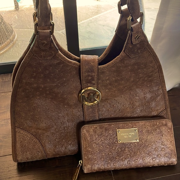Beautiful ostrich print Michael Kors purse with matching wallet 🤎 - Picture 4 of 8